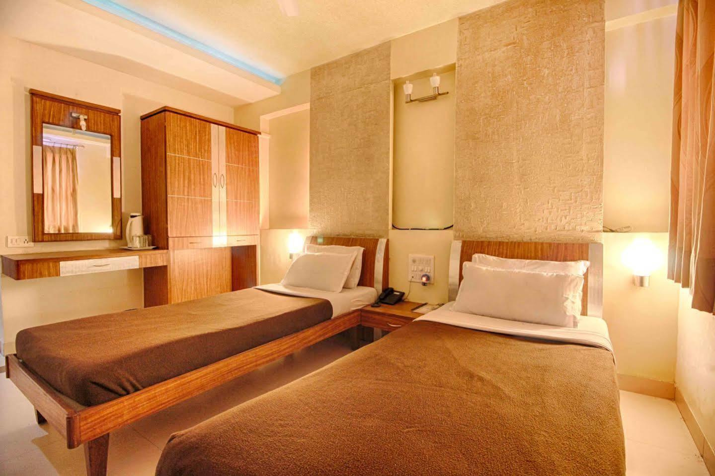 Parth Residency Hotel Ahmadábád Kültér fotó